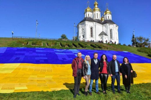 Največja pletena modro-rumena zastava je okrasila vhod v Černigiv