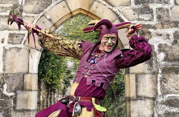 (OD TU DO TAM) Golobovi dvorni norčki in Nikin mucek