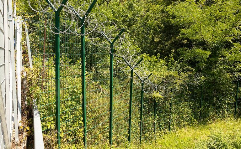 Ko Bobnarjeva naroči podiranje žičnatih ograj na meji, postavljalci naročenih panelnih ograj izgubijo skoraj dva milijona