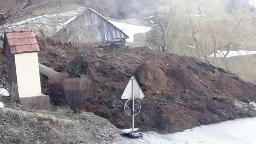 Sprožil se je zemeljski plaz, ostala je brez doma