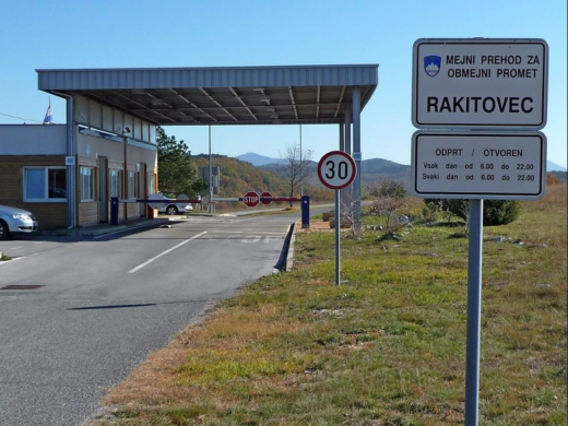 Policija o migrantih v Rakitovcu: “Toliko jih imamo, da jih nimamo več kam dati!”