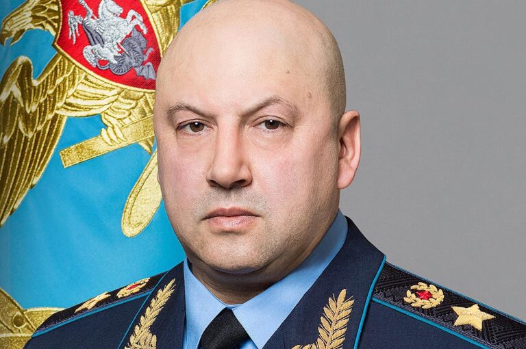 Kdo je ukazal zadnje surove napade na Ukrajino? – Putinov novi vojskovodja general Surovikin 