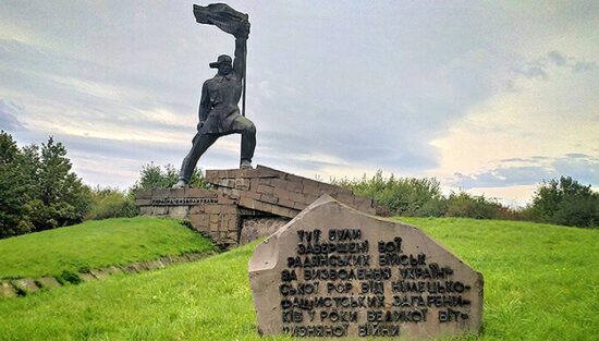 Spomenik sovjetskim vojakom v Zakarpatju prepoznan kot nevaren za življenja ljudi