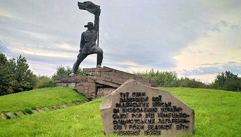 Spomenik sovjetskim vojakom v Zakarpatju prepoznan kot nevaren za življenja ljudi