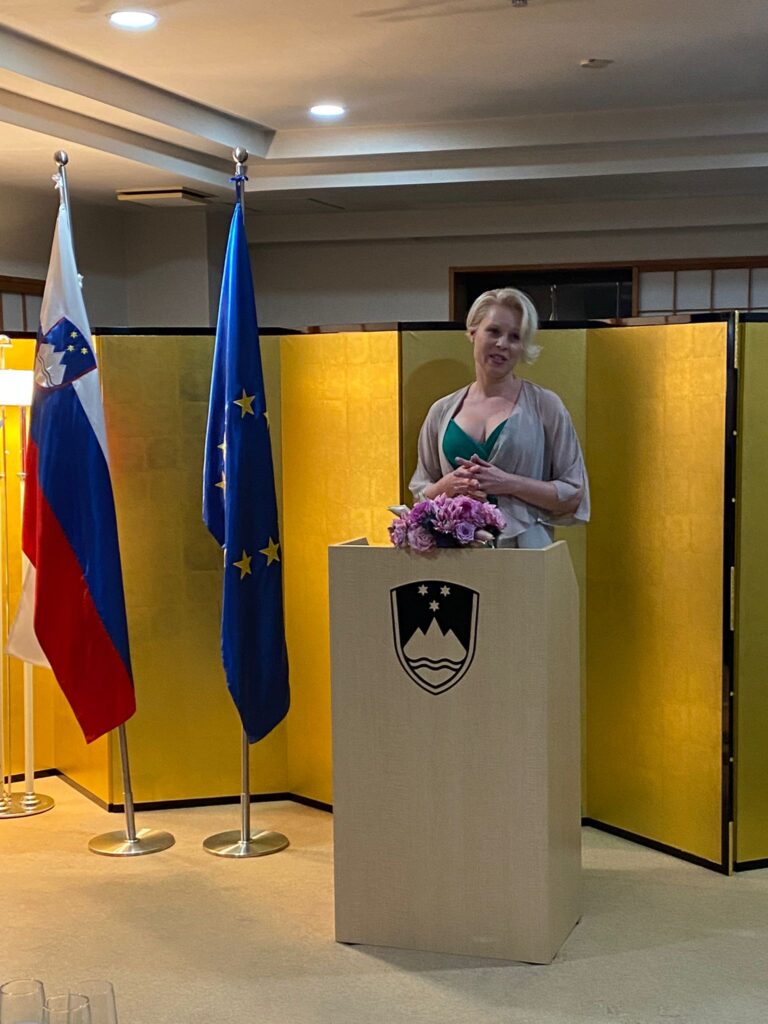 Ste že videli (pre)drzni dekolte predsednice državnega zbora?