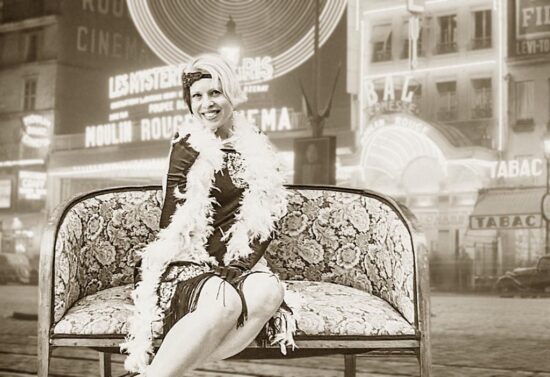 (GLOSA+VIDEO) Retro-blondinka iz rdečega mlina