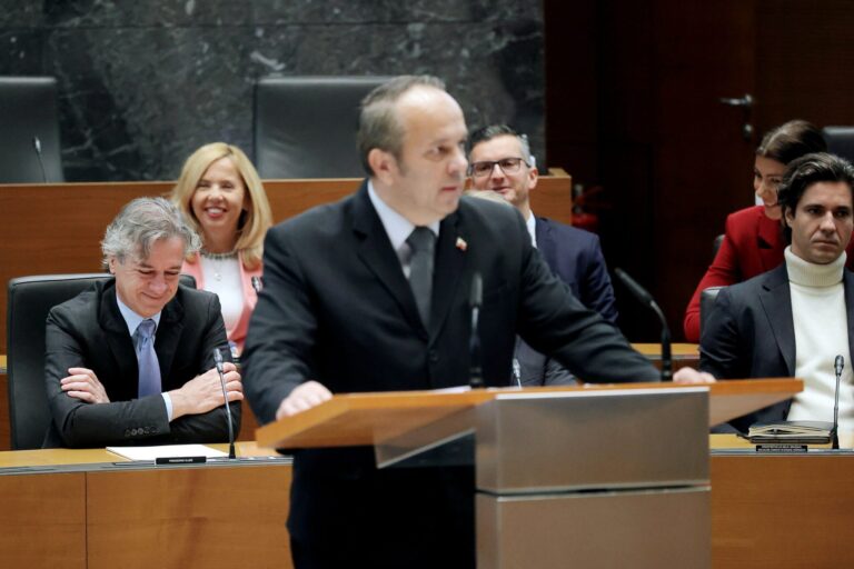 (NEZASLIŠANO!) Grims: “Bobnarjeva se mi je v obraz režala, dva dni pozneje pa je Eritrejec zabodel domačinko!”