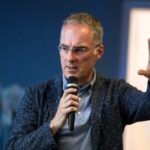 Tako daleč že gre, da berganti pirkoviče po hodniku namesto z Živijo pozdravljajo s Hvaljen Jezus!