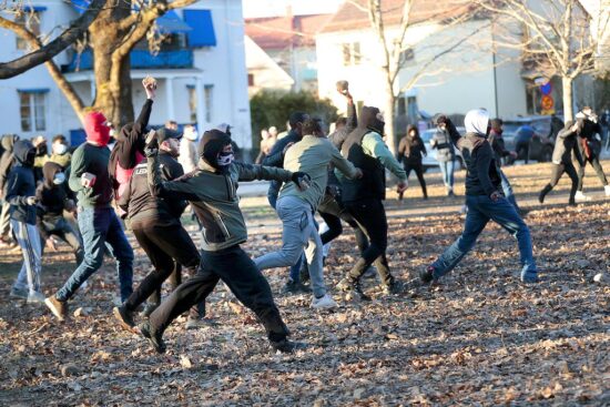 (REFERENDUM) Golobova vlada hoče vzeti upokojencem in dati migrantom!