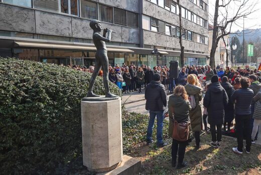 Stavkajoči kričači na RTV imajo plače, o katerih lahko nerežimski novinarji samo sanjajo