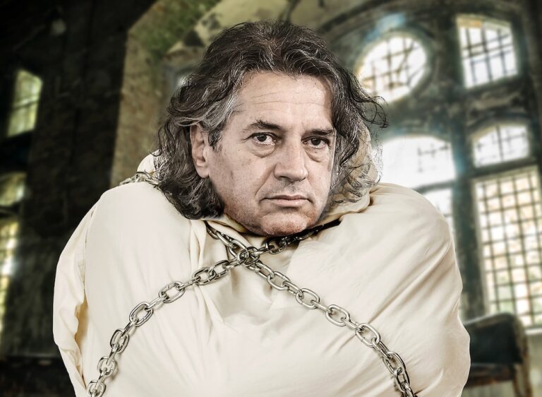 Pozor, v novi Demokraciji o neobvladljivem šefu vlade – ga čaka prisilni jopič? 