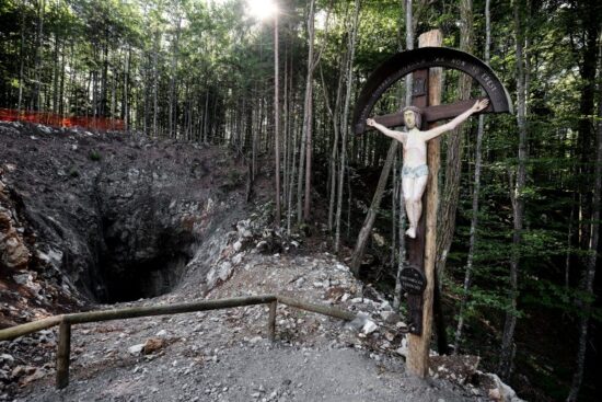 Odhajajoči Pahor je zelo spraven: “Žrtve iz Macesnove gorice si zaslužijo pokop v Ljubljani!”