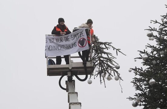 Podnebni aktivisti v Berlinu odžagali vrh božičnega drevesa