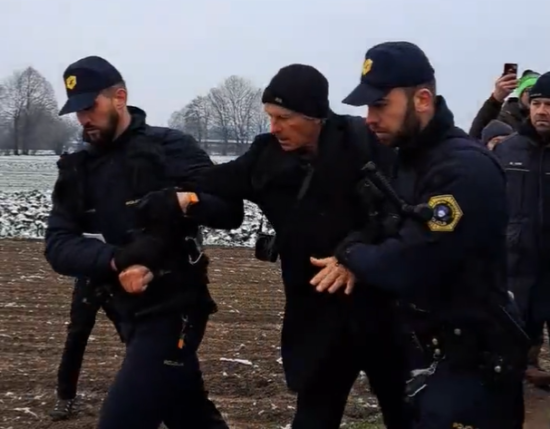 (VIDEO) Svoboda po Jankovićevo in Golobovo: policija odvzela prostost lastniku zemljišča, ki je branil svojo zemljo