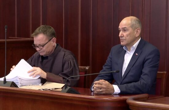 V Janševi tožbi zaradi Patrie najprej o odškodninski odgovornosti tožilke in sodnikov: “Škoda, ki je bila povzročena, se meri v milijardah.”