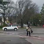 Močan veter na Primorskem, s sunki do 140 km/uro, skoraj odpihnil peško