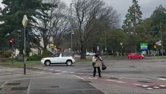 Močan veter na Primorskem, s sunki do 140 km/uro, skoraj odpihnil peško