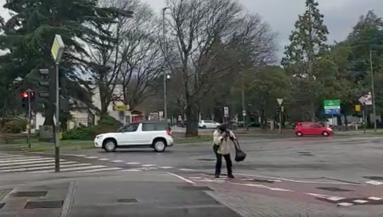 Močan veter na Primorskem, s sunki do 140 km/uro, skoraj odpihnil peško