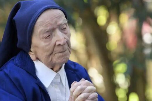 Umrla najstarejša oseba na svetu, 118-letna Guinessova redovnica Andre, ki je nedavno celo prebolela covid-19