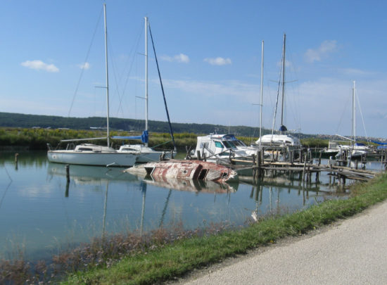 Avto našli ob kanalu, izginili trije moški v belih majicah