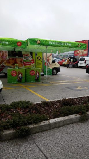 “So redarstvo podkupili?” Stojnice postavili kar na parkirnem mestu za invalide